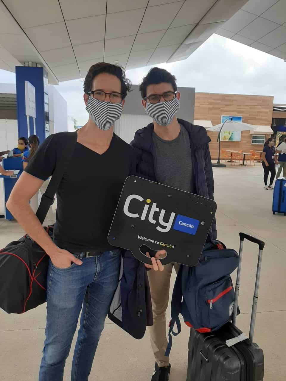 Hermanos viajando con City Car Rental en Cancun